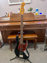 Load image into Gallery viewer, 2004 Fender American Vintage '62 Jazz Bass Black