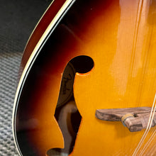 Load image into Gallery viewer, Used Fender FM-300 Mandolin Sunburst