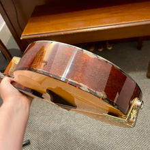 Load image into Gallery viewer, Mid 2000's Tacoma M-28E Mandolin w/pickup