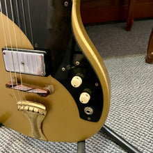 Load image into Gallery viewer, 1962 Supro 3033s Gold