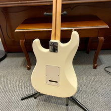 Load image into Gallery viewer, 2005 Fender Stratocaster HSS White