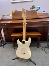 Load image into Gallery viewer, 2005 Fender Stratocaster HSS White