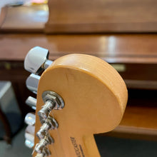 Load image into Gallery viewer, 2005 Fender Stratocaster HSS White