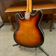 Load image into Gallery viewer, Used Squier Starcaster