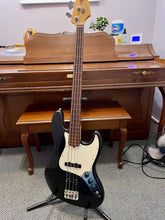 Load image into Gallery viewer, 1999 Fender Fretless Jazz Bass