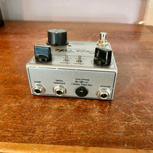 Load image into Gallery viewer, Used Fulltone Deja Vibe Pedal