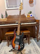 Load image into Gallery viewer, 1983 Peavey T-40 Bass
