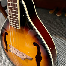 Load image into Gallery viewer, Used Fender FM-300 Mandolin Sunburst
