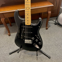 Load image into Gallery viewer, 1989 Squier Stratocaster USA Black
