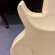 Load image into Gallery viewer, 1981 Washburn Eagle White
