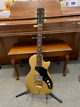 Load image into Gallery viewer, 1962 Supro 3033s Gold
