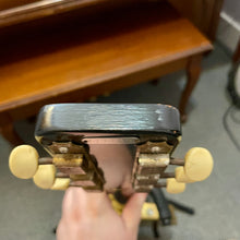 Load image into Gallery viewer, 1962 Supro 3033s Gold
