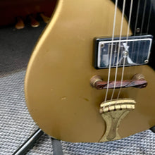 Load image into Gallery viewer, 1962 Supro 3033s Gold
