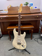 Load image into Gallery viewer, 2005 Fender Stratocaster HSS White
