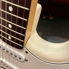 Load image into Gallery viewer, 2005 Fender Stratocaster HSS White
