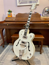 Load image into Gallery viewer, 2013 Gretsch G7593T-BD Billy Duffy White Falcon
