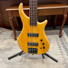 Load image into Gallery viewer, 1994 Pedulla Fretless 5 String Bass

