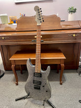 Load image into Gallery viewer, 2003 Fender Squier Showmaster Holoflake

