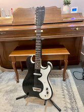 Load image into Gallery viewer, 1960&#39;s Silvertone 1448 - Black w/ Amp Case
