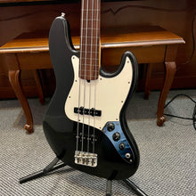Load image into Gallery viewer, 1999 Fender Fretless Jazz Bass

