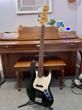 Load image into Gallery viewer, 1999 Fender Fretless Jazz Bass
