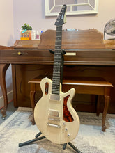 Load image into Gallery viewer, 2023 Eastman Juliet - Pamona Blonde
