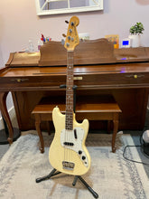 Load image into Gallery viewer, 1978 Fender Musicmaster Bass w/NOS neck    white
